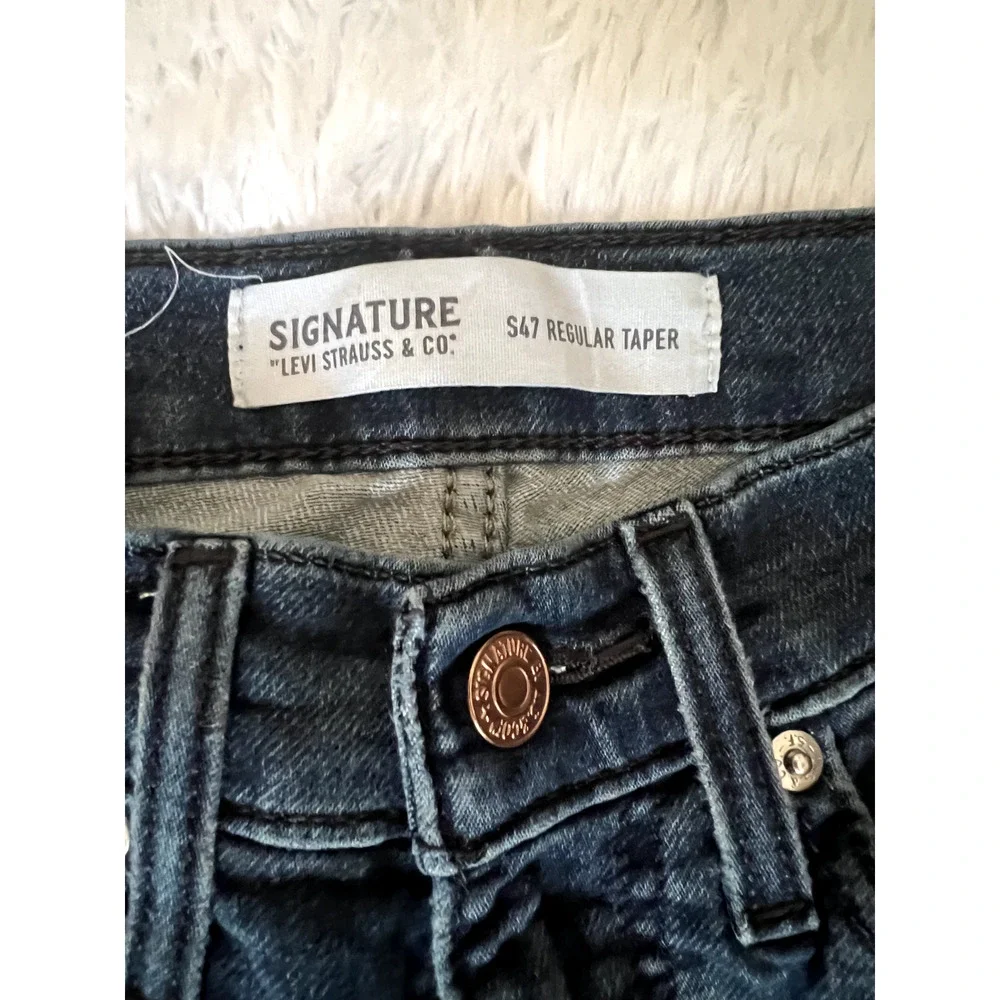 Men’s Signature Levis Blue Jeans Size 28x30